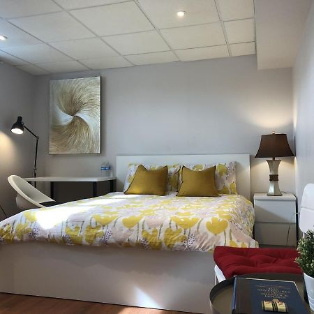 Peaceful Cosy Room With Garden View, Private Parking Торонто Экстерьер фото